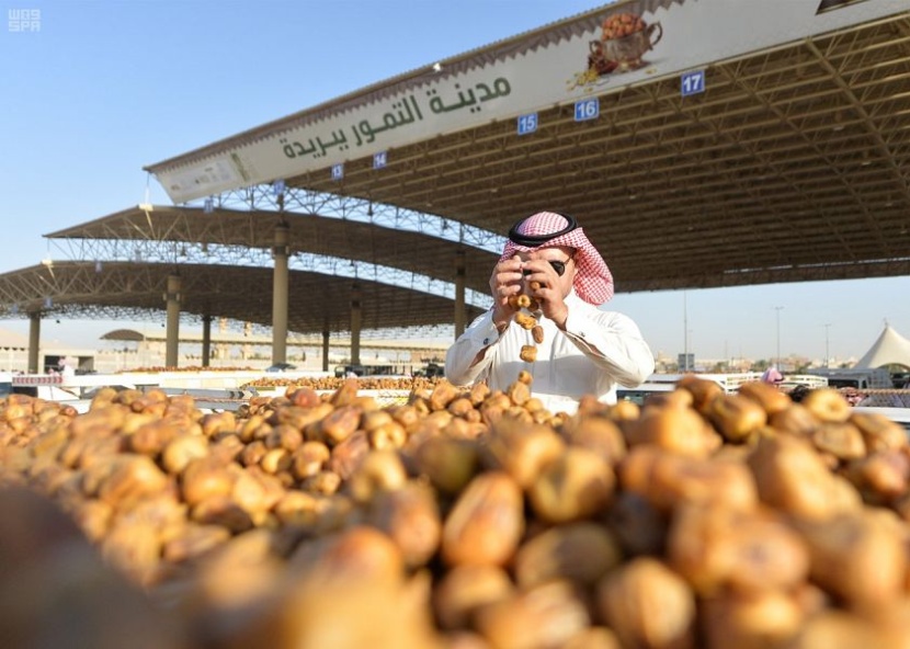 خلال 23 يوما.. أكثر من 24 ألف سيارة محملة بأكثر من 10 ملايين طن من التمور في مهرجان تمور بريدة