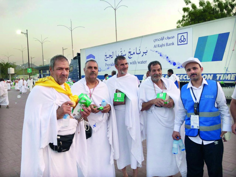 موظفو «الراجحي» ينفذون بنجاح برنامج «سقيا الحج» في المشاعر المقدسة