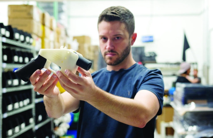 مواطن أمريكي يستعرض مسدسا بلاستيكيا صنع بتقنية الطباعة ثلاثية الأبعاد