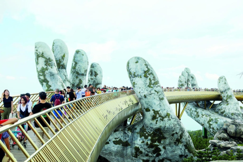 جسر اليد العملاقة