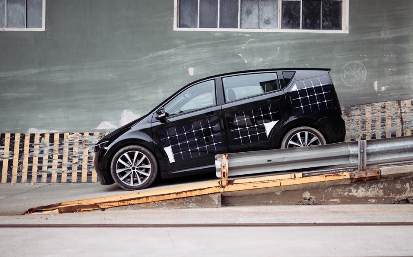 تجارب ألمانية لشحن سيارة كهربائية بالطاقة الشمسية أثناء القيادة