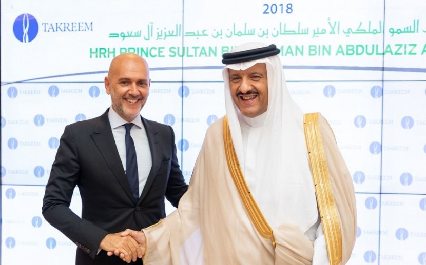الأمير سلطان بن سلمان يتسلم جائزة التميز لإنجازاته على مستوى الوطن العربي والعالم