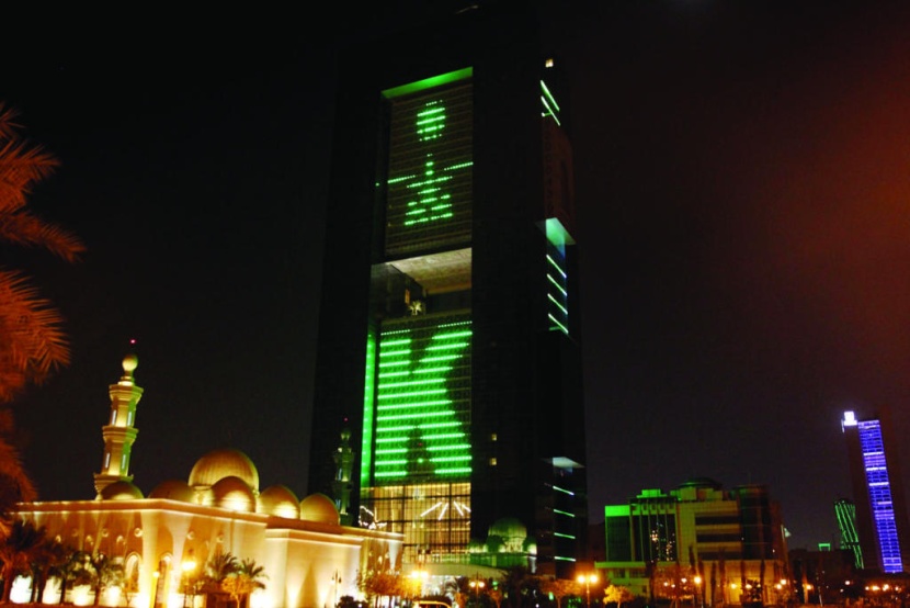 شعار المملكة يزين أحد أبراج الرياض ضمن الاستعدادات الجارية للاحتفال باليوم الوطني