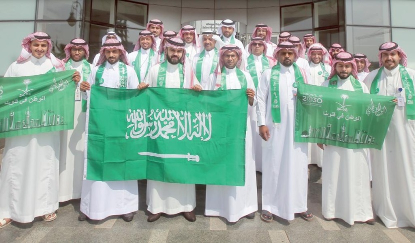 مواطنون يحملون العلم السعودي في الرياض ضمن احتفالات اليوم الوطني الـ 88