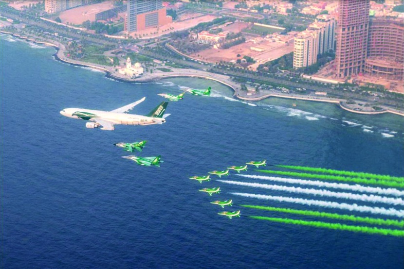 مقاتلات حربية تؤدي عروضا جوية في سماء جدة