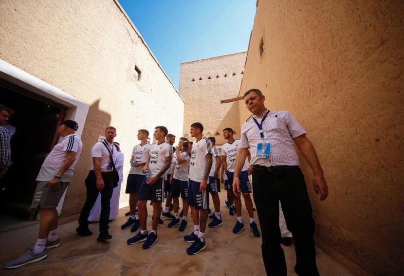 تجول لاعبو المنتخب الأرجنتيني في أرجاء قصر المصمك