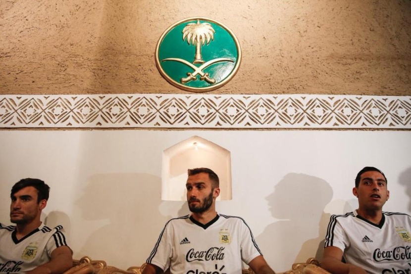 تجول لاعبو المنتخب الأرجنتيني في أرجاء قصر المصمك