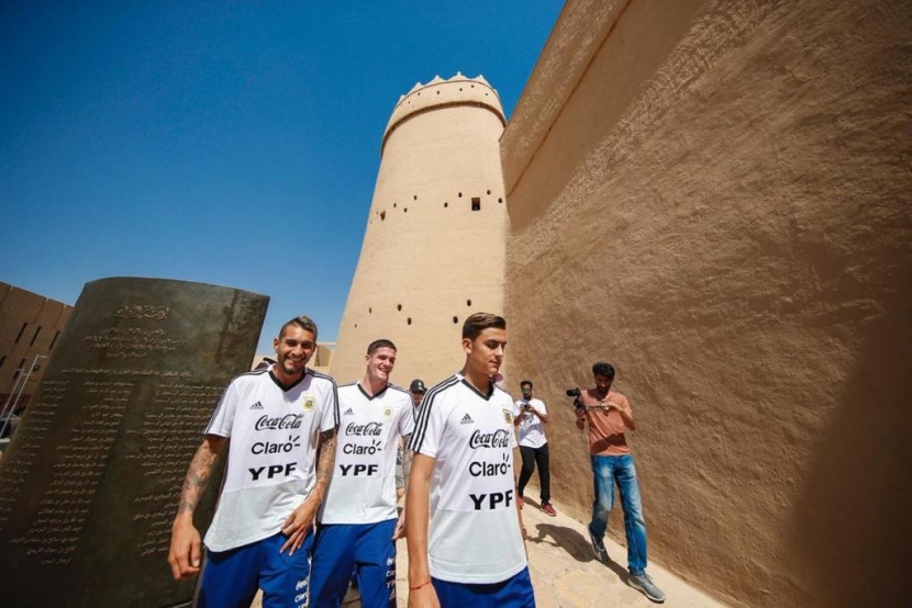 تجول لاعبو المنتخب الأرجنتيني في أرجاء قصر المصمك