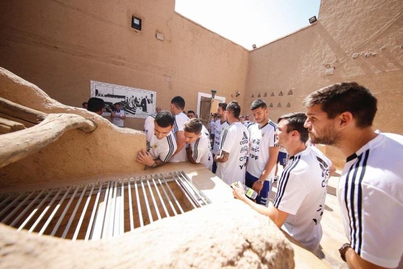 تجول لاعبو المنتخب الأرجنتيني في أرجاء قصر المصمك