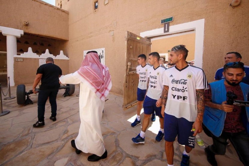 تجول لاعبو المنتخب الأرجنتيني في أرجاء قصر المصمك