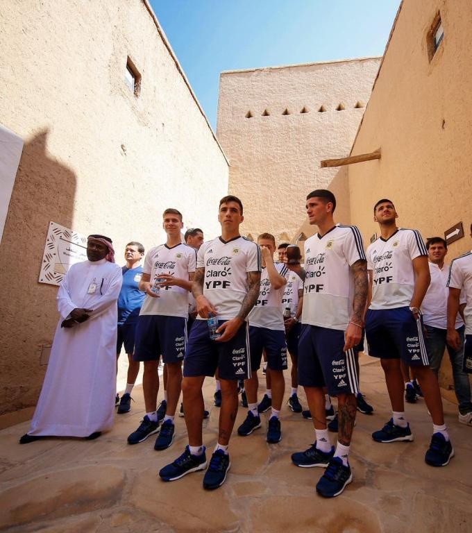 تجول لاعبو المنتخب الأرجنتيني في أرجاء قصر المصمك