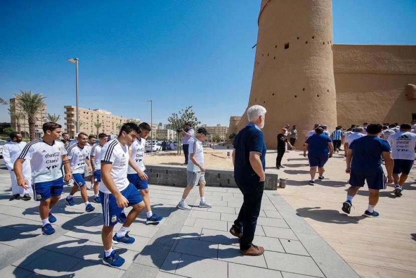 تجول لاعبو المنتخب الأرجنتيني في أرجاء قصر المصمك