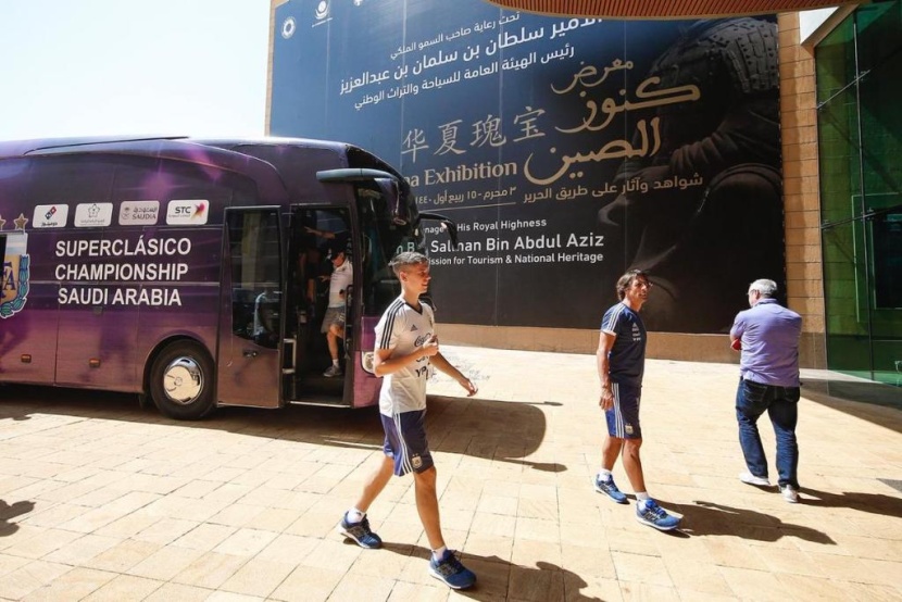 تجول لاعبو المنتخب الأرجنتيني في أرجاء قصر المصمك
