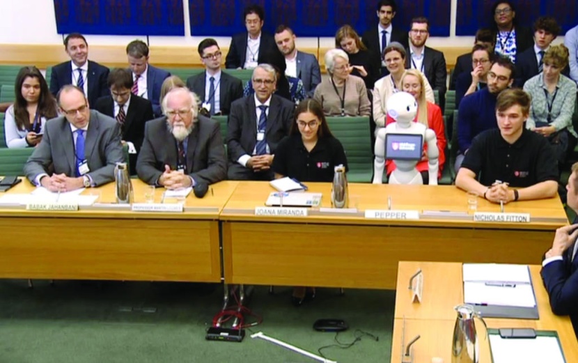 روبوت في البرلمان