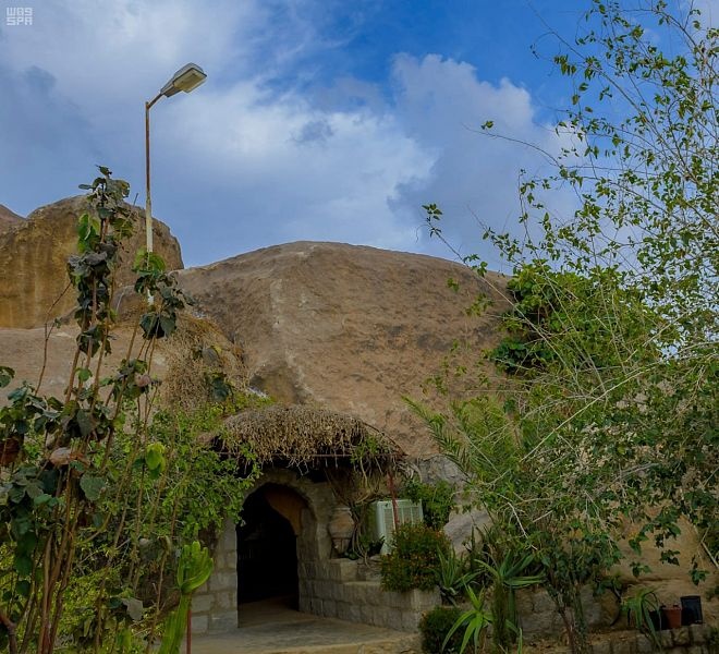 كهوف ومغارات جبل شدا في الباحة يعود تاريخها إلى 3000 سنة