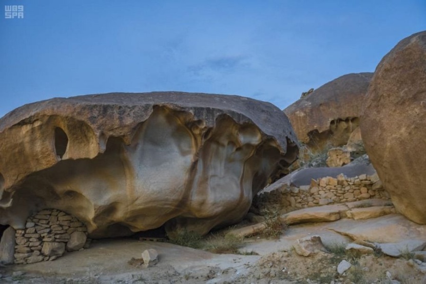 كهوف ومغارات جبل شدا في الباحة يعود تاريخها إلى 3000 سنة