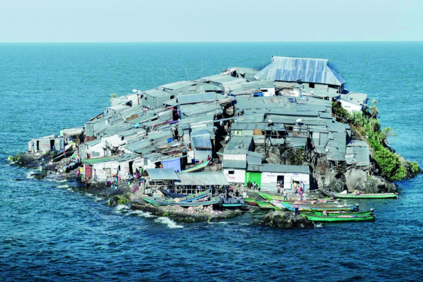 مشهد لجزيرة ميجينجو التي يطلق عليها "السلحفاة العائمة"