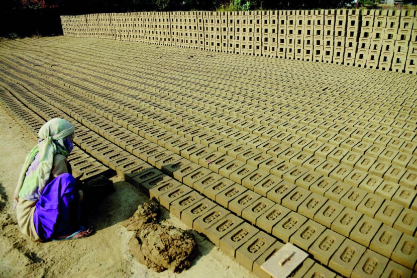 هندية تصنع الطوب في فرن حجري على مشارف مدينة جالاندهار