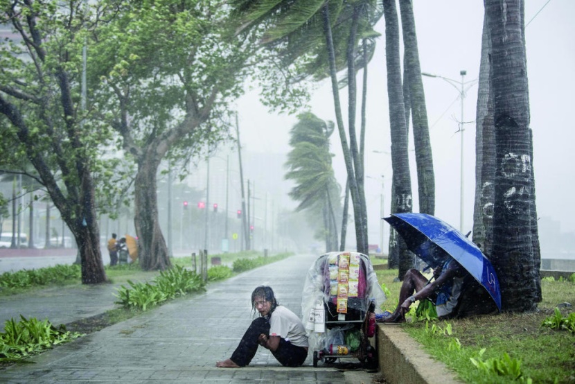 بائع وسط إعصار