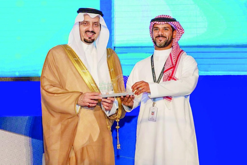 الأمير فيصل بن خالد يكرم «التعاونية» 
في بيبان عسير