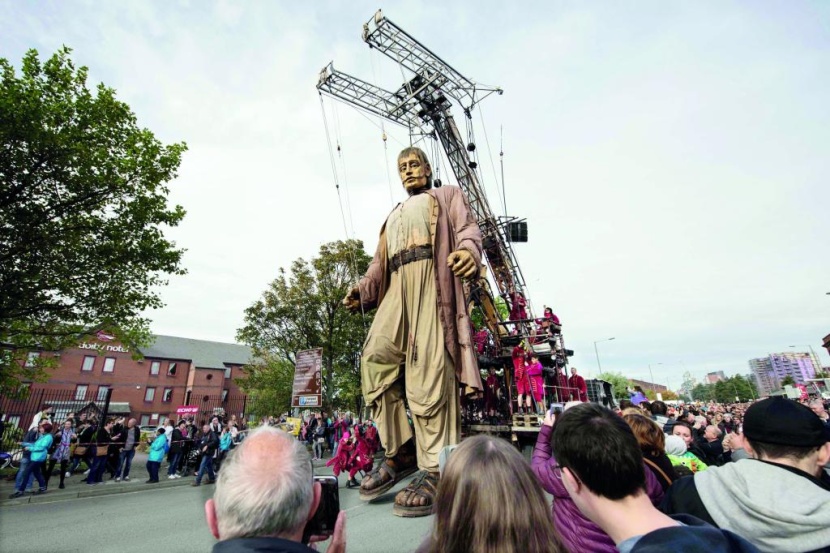 الدمى العملاقة