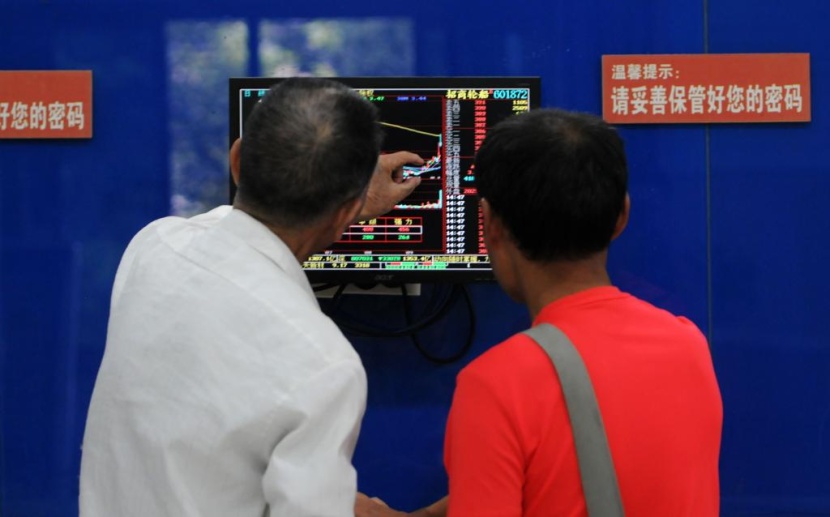 تراكم الأخبار السلبية يهوي بالأسهم الصينية