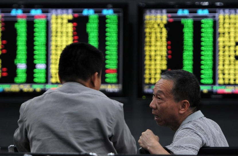 تراكم الأخبار السلبية يهوي بالأسهم الصينية