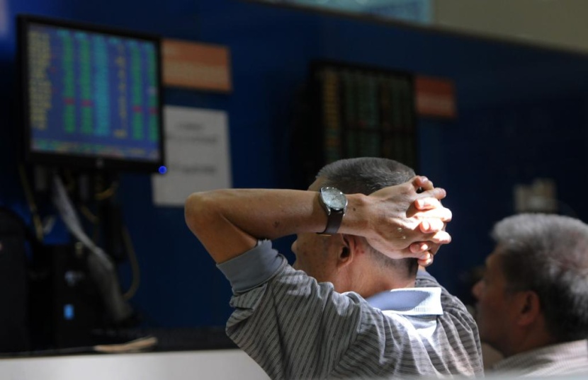 تراكم الأخبار السلبية يهوي بالأسهم الصينية