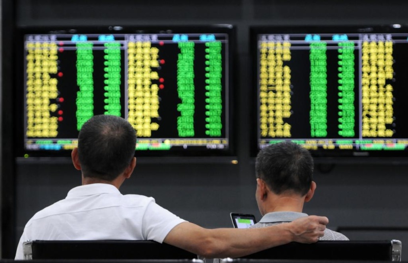 تراكم الأخبار السلبية يهوي بالأسهم الصينية