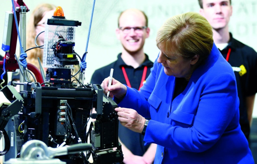 المستشارة الألمانية ميركل توقع على روبوت متخصص في الإنقاذ