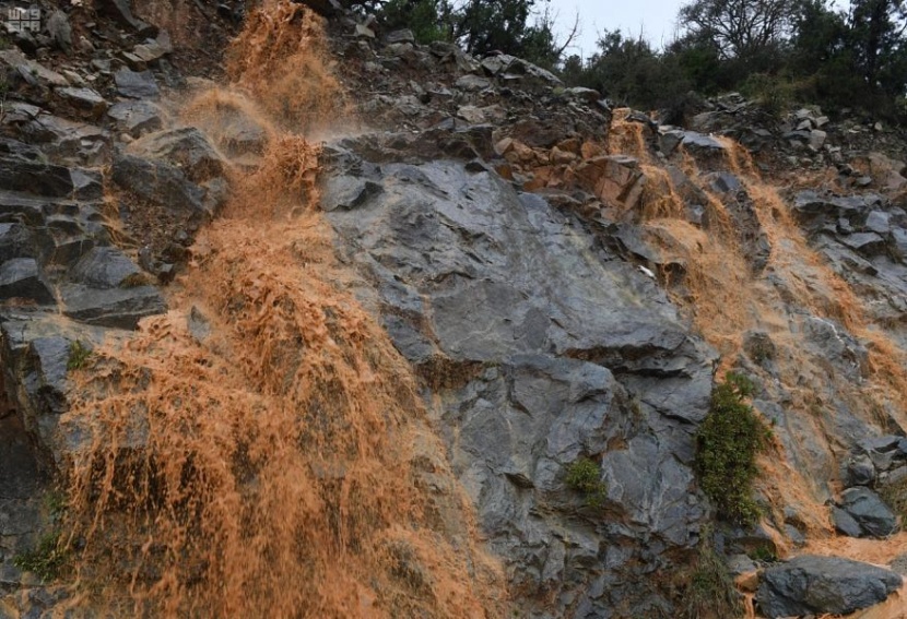 محافظات شمال عسير تتقاسم جمال الطبيعة وشلالات الأمطار