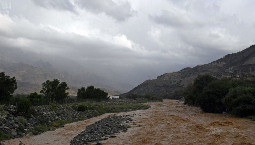 محافظات شمال عسير تتقاسم جمال الطبيعة وشلالات الأمطار