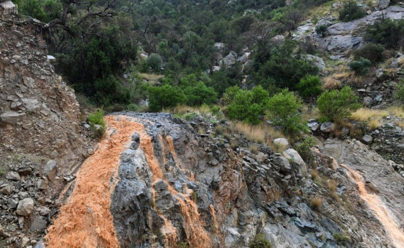 محافظات شمال عسير تتقاسم جمال الطبيعة وشلالات الأمطار