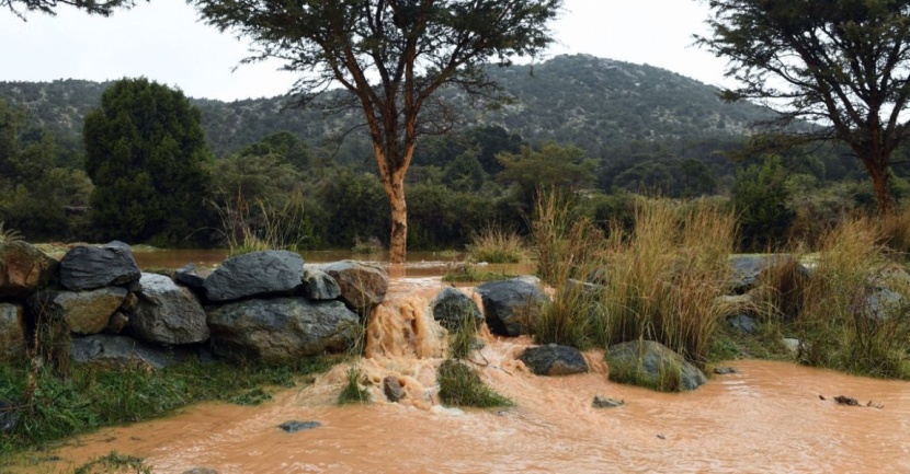 محافظات شمال عسير تتقاسم جمال الطبيعة وشلالات الأمطار