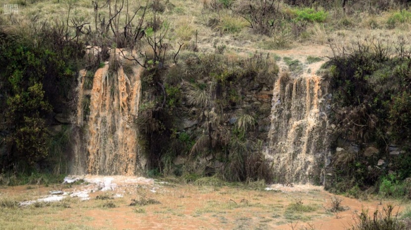 محافظات شمال عسير تتقاسم جمال الطبيعة وشلالات الأمطار