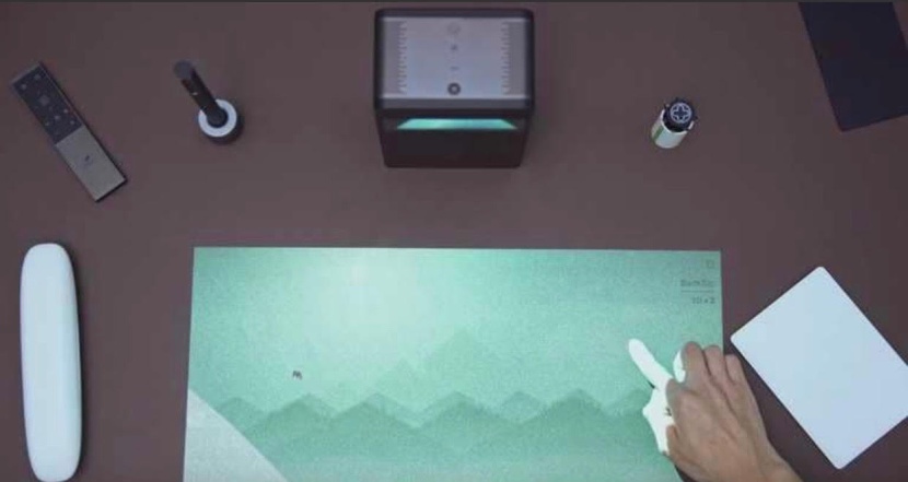 ابتكار جهاز يحول أي سطح لشاشة تعمل باللمس