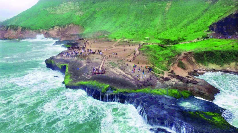 احتفلت عُمان أمس بيومها الوطني الـ 48