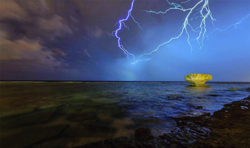 سماء محافظة الوجه في منطقة تبوك كستها الغيوم الرعدية