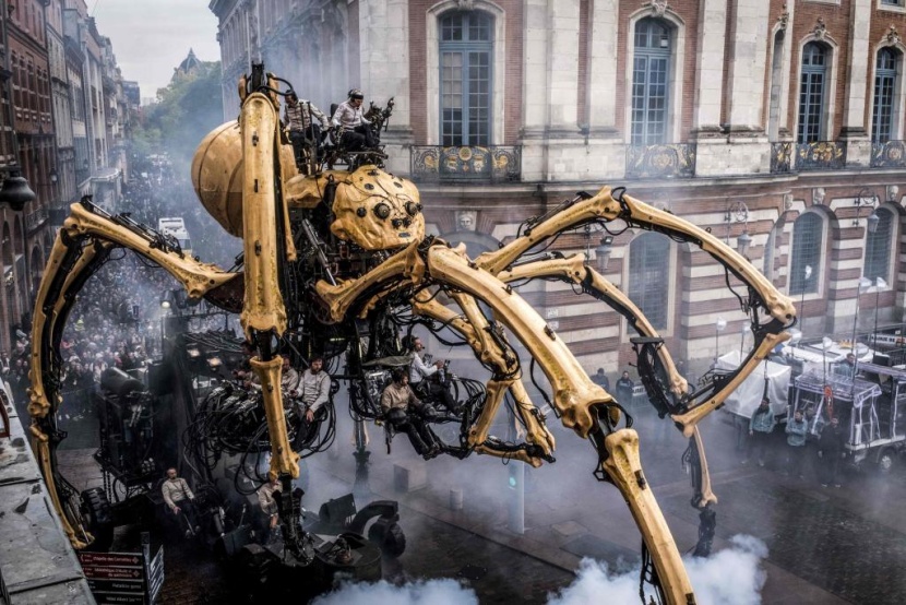 كائنات آلية عملاقة تجوب وسط مدينة تولوز الفرنسية