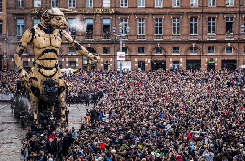 كائنات آلية عملاقة تجوب وسط مدينة تولوز الفرنسية