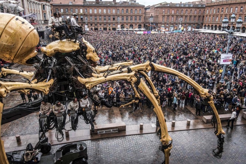 كائنات آلية عملاقة تجوب وسط مدينة تولوز الفرنسية