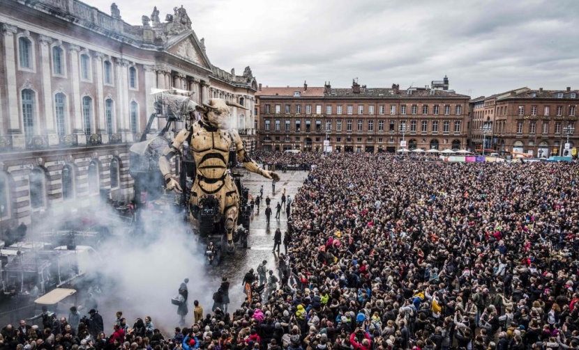 كائنات آلية عملاقة تجوب وسط مدينة تولوز الفرنسية