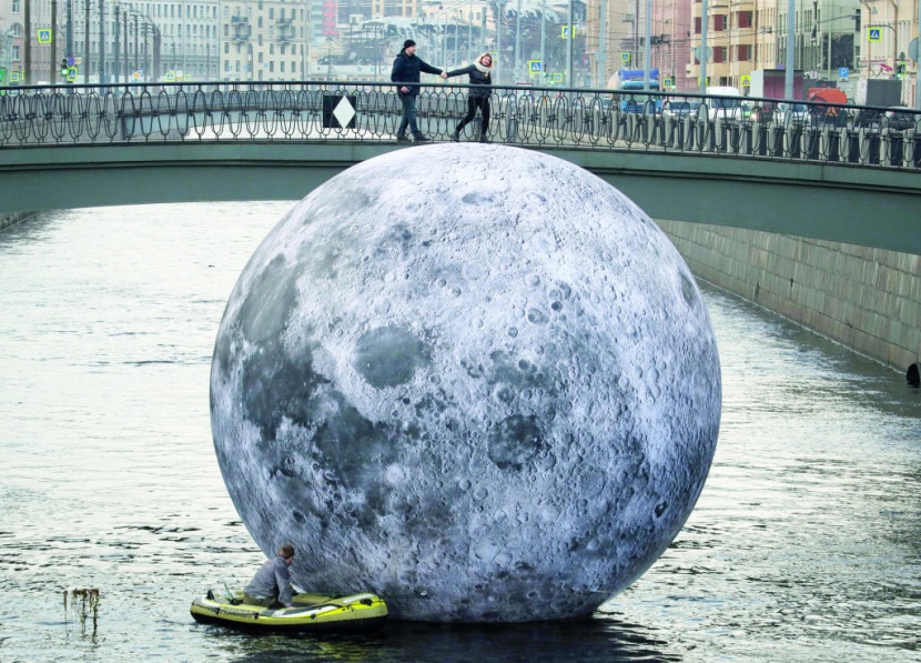 كرة عائمة عملاقة تصور سطح القمر في مياه إحدى القنوات في مدينة سان بطرسبرج الروسية