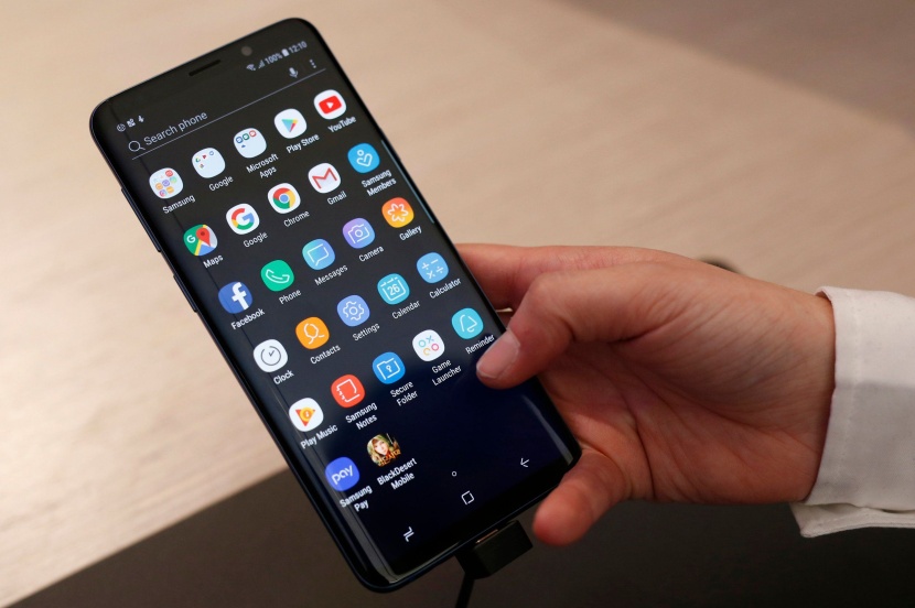 "سامسونج" تتخلى عن ميزة ذكية في هاتف "إس 10"