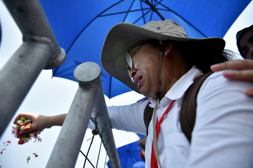 بالدموع والورود.. أقارب ضحايا الطائرة الإندونيسية يودعون أحبابهم 