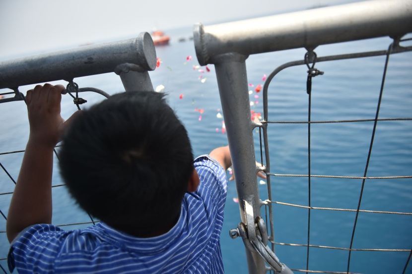 بالدموع والورود.. أقارب ضحايا الطائرة الإندونيسية يودعون أحبابهم 