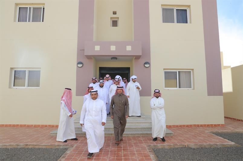 وزير الإسكان يقف ميدانيا على تسليم الوحدات للمواطنين في القصيم وحائل