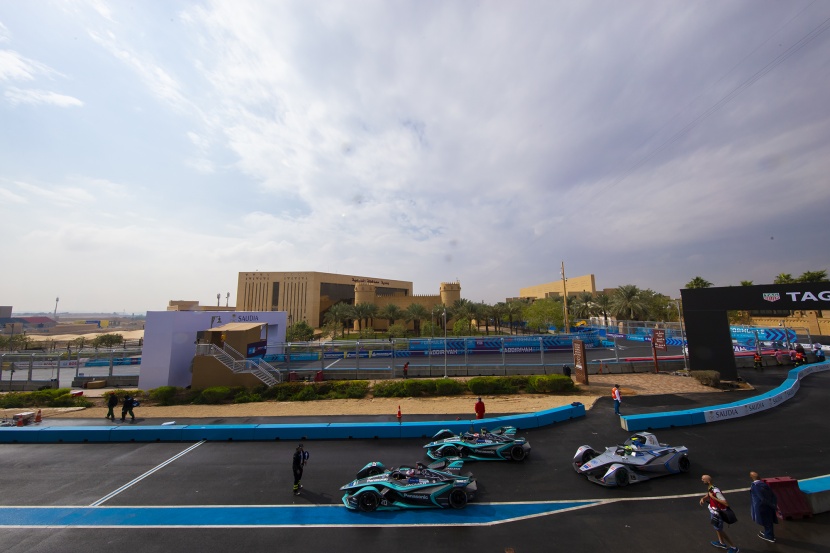 قصة مصورة : فورمولا اي الدرعية