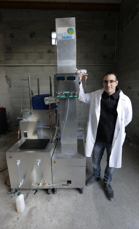 فرنسي يخترج جهازا لتحويل النفايات البلاستيكية إلى وقود