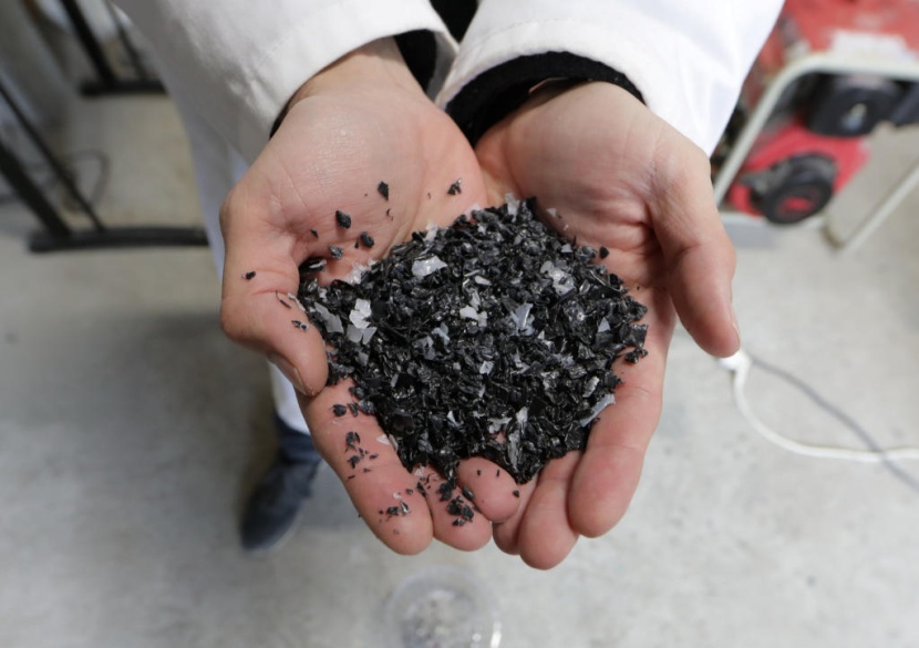 فرنسي يخترج جهازا لتحويل النفايات البلاستيكية إلى وقود